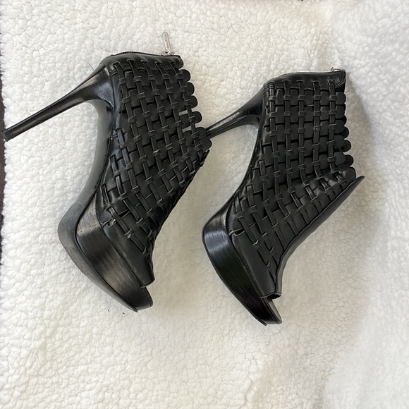 Calvin Klein Rayven Leather Bootie 6 1/2 - Picture 6 of 8